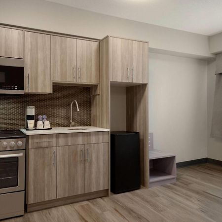 Ramada By Wyndham West Edmonton Hotel & Suites מראה חיצוני תמונה