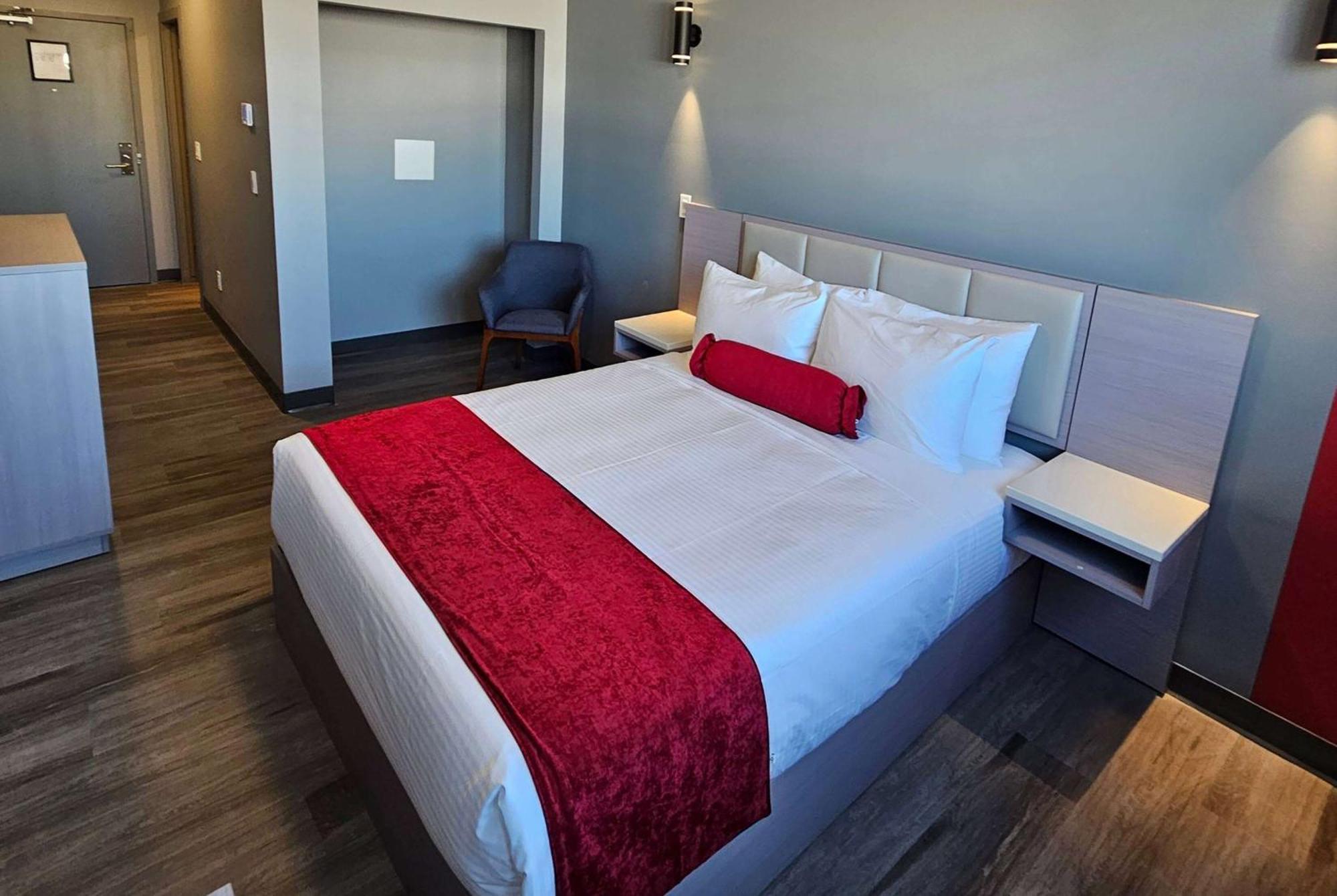 Ramada By Wyndham West Edmonton Hotel & Suites מראה חיצוני תמונה