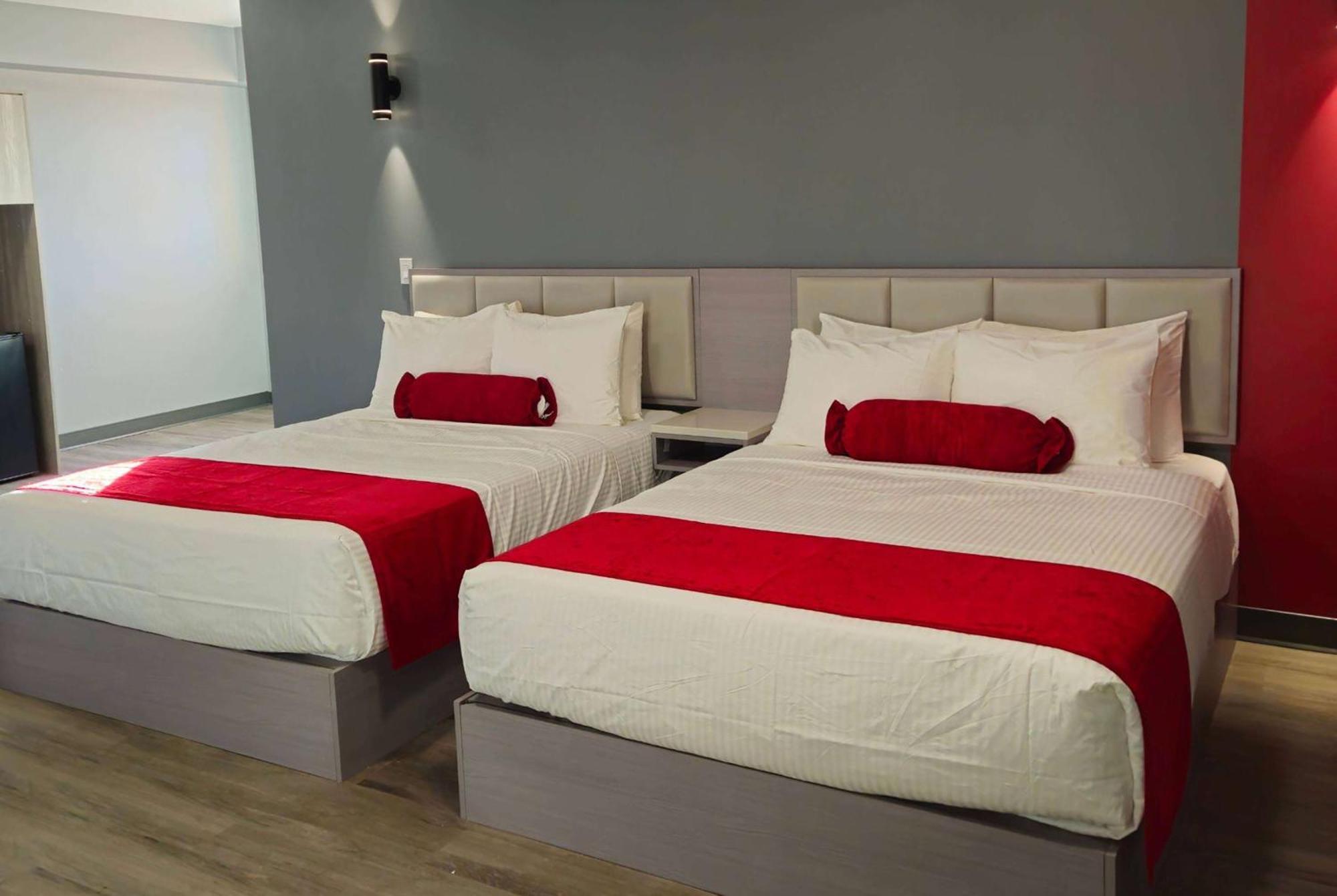 Ramada By Wyndham West Edmonton Hotel & Suites מראה חיצוני תמונה