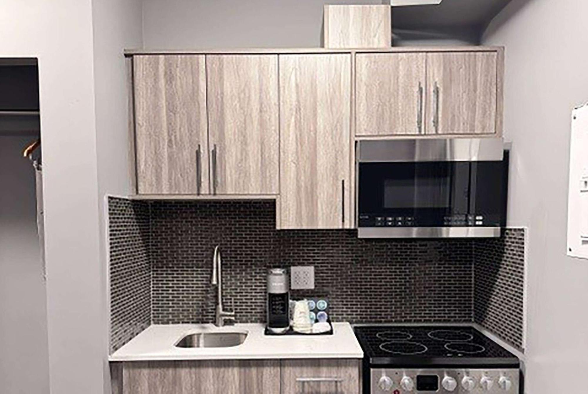 Ramada By Wyndham West Edmonton Hotel & Suites מראה חיצוני תמונה