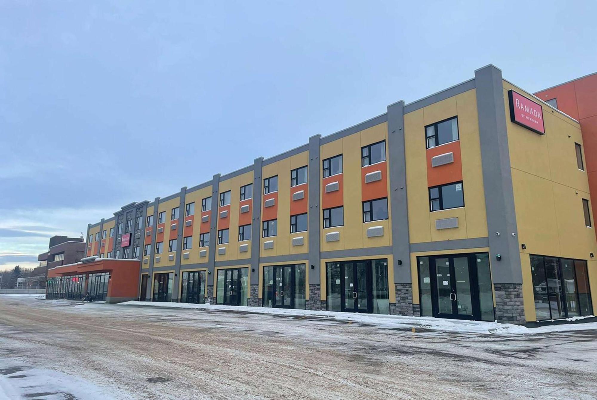Ramada By Wyndham West Edmonton Hotel & Suites מראה חיצוני תמונה