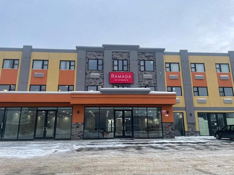 Ramada By Wyndham West Edmonton Hotel & Suites מראה חיצוני תמונה
