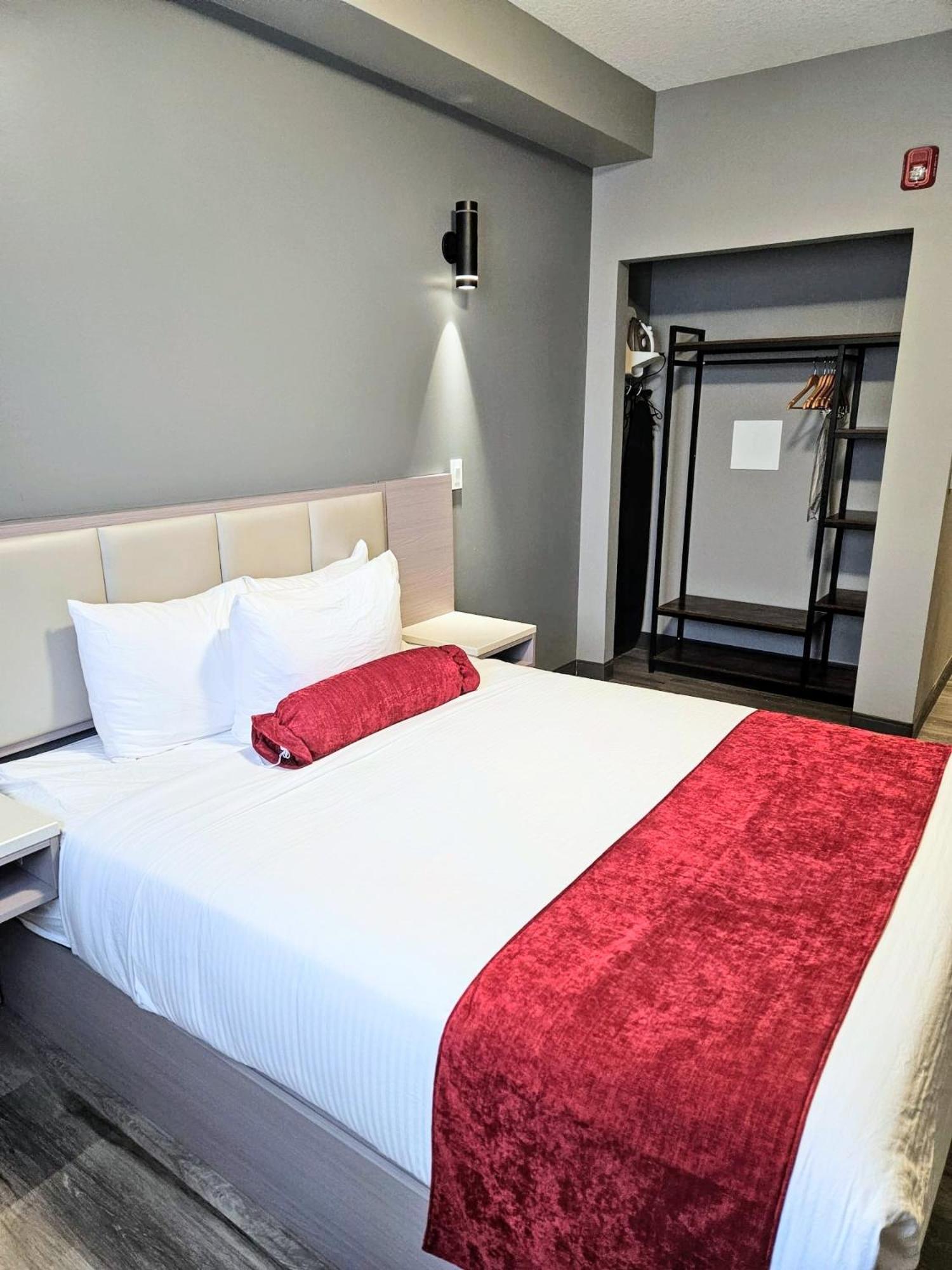 Ramada By Wyndham West Edmonton Hotel & Suites מראה חיצוני תמונה