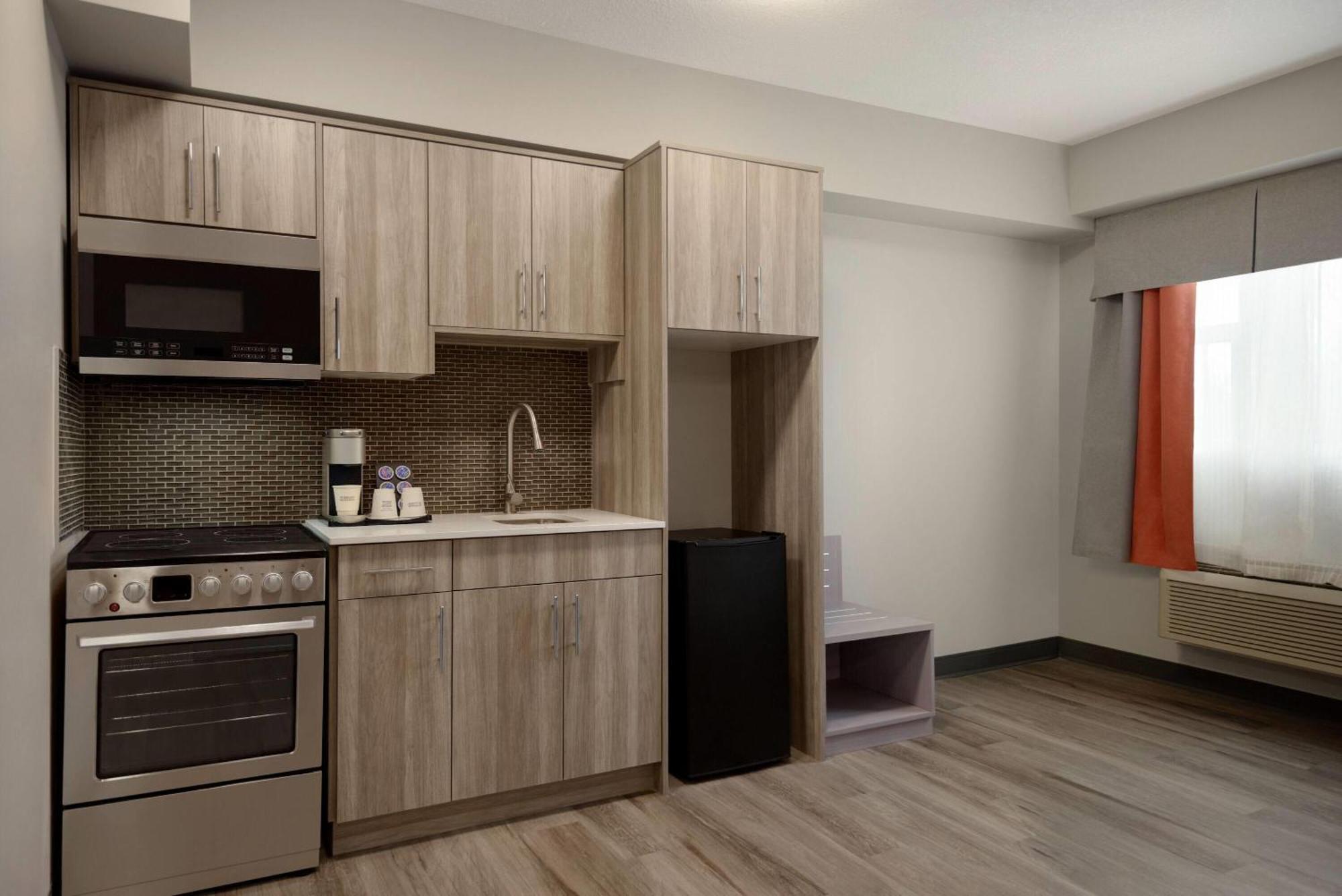Ramada By Wyndham West Edmonton Hotel & Suites מראה חיצוני תמונה