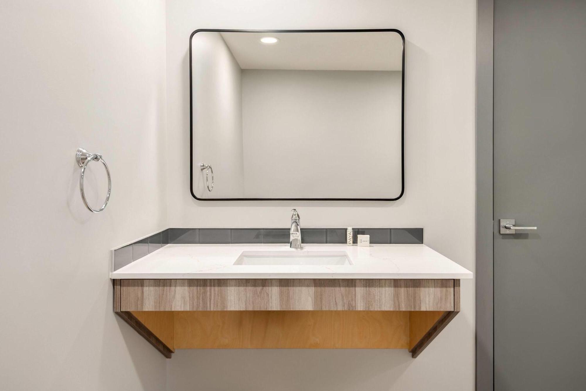 Ramada By Wyndham West Edmonton Hotel & Suites מראה חיצוני תמונה