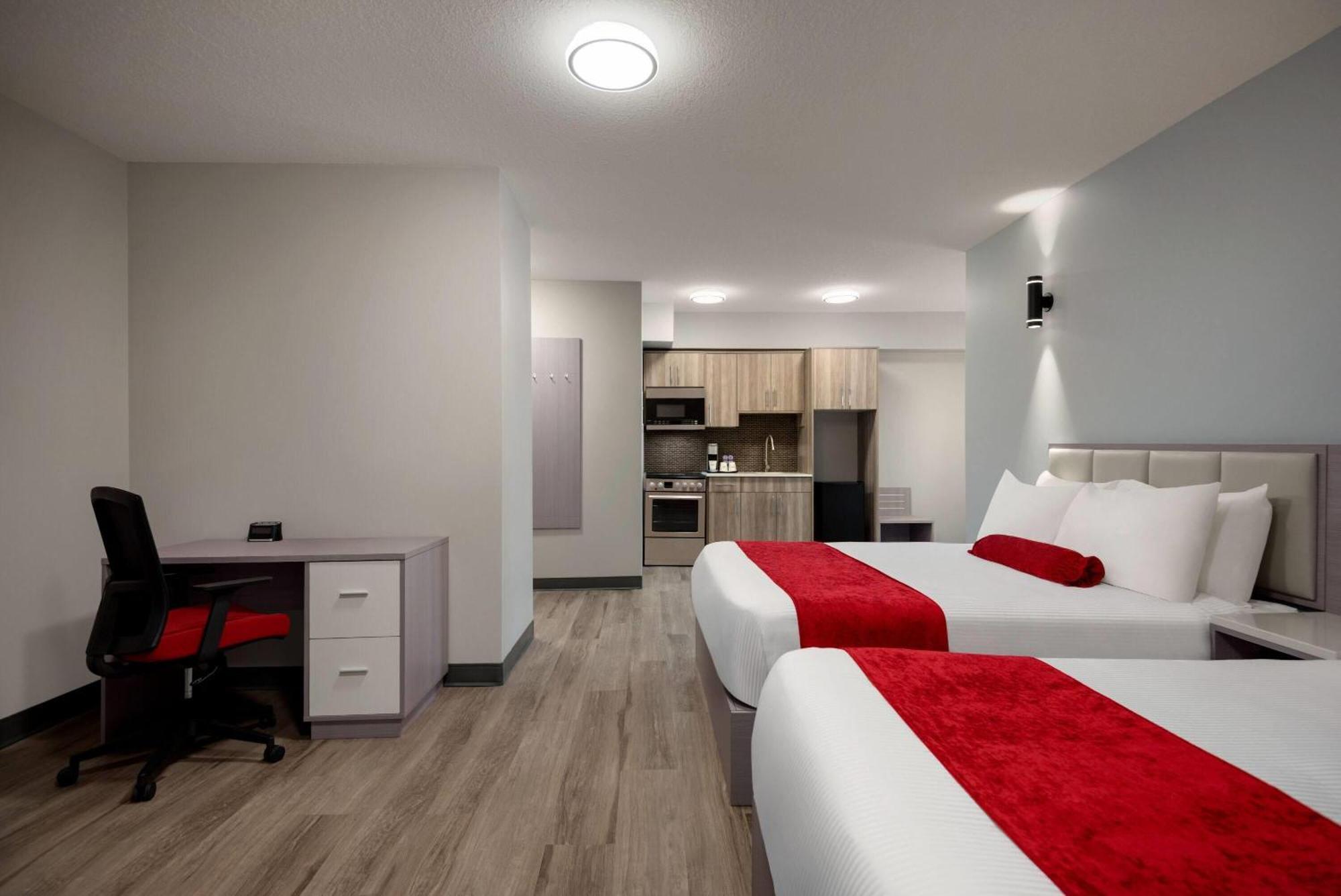 Ramada By Wyndham West Edmonton Hotel & Suites מראה חיצוני תמונה