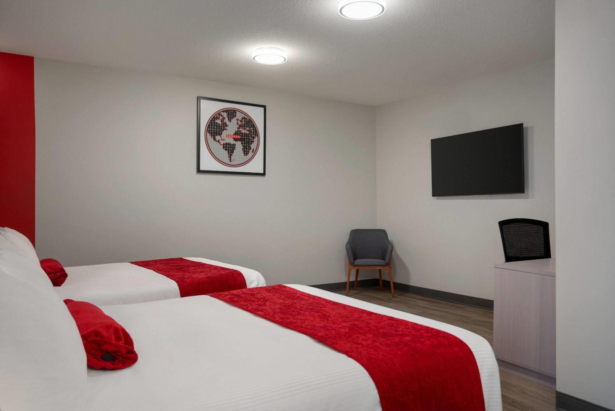 Ramada By Wyndham West Edmonton Hotel & Suites מראה חיצוני תמונה