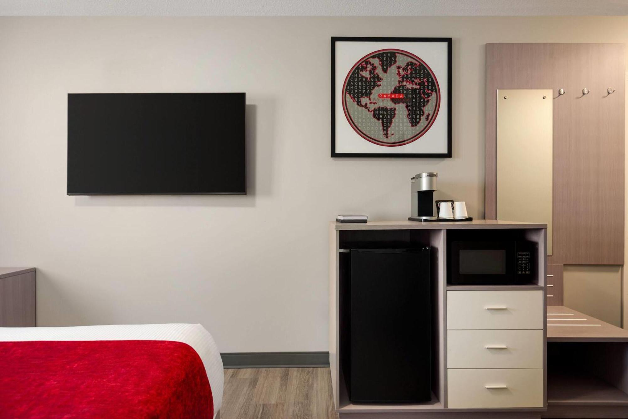 Ramada By Wyndham West Edmonton Hotel & Suites מראה חיצוני תמונה