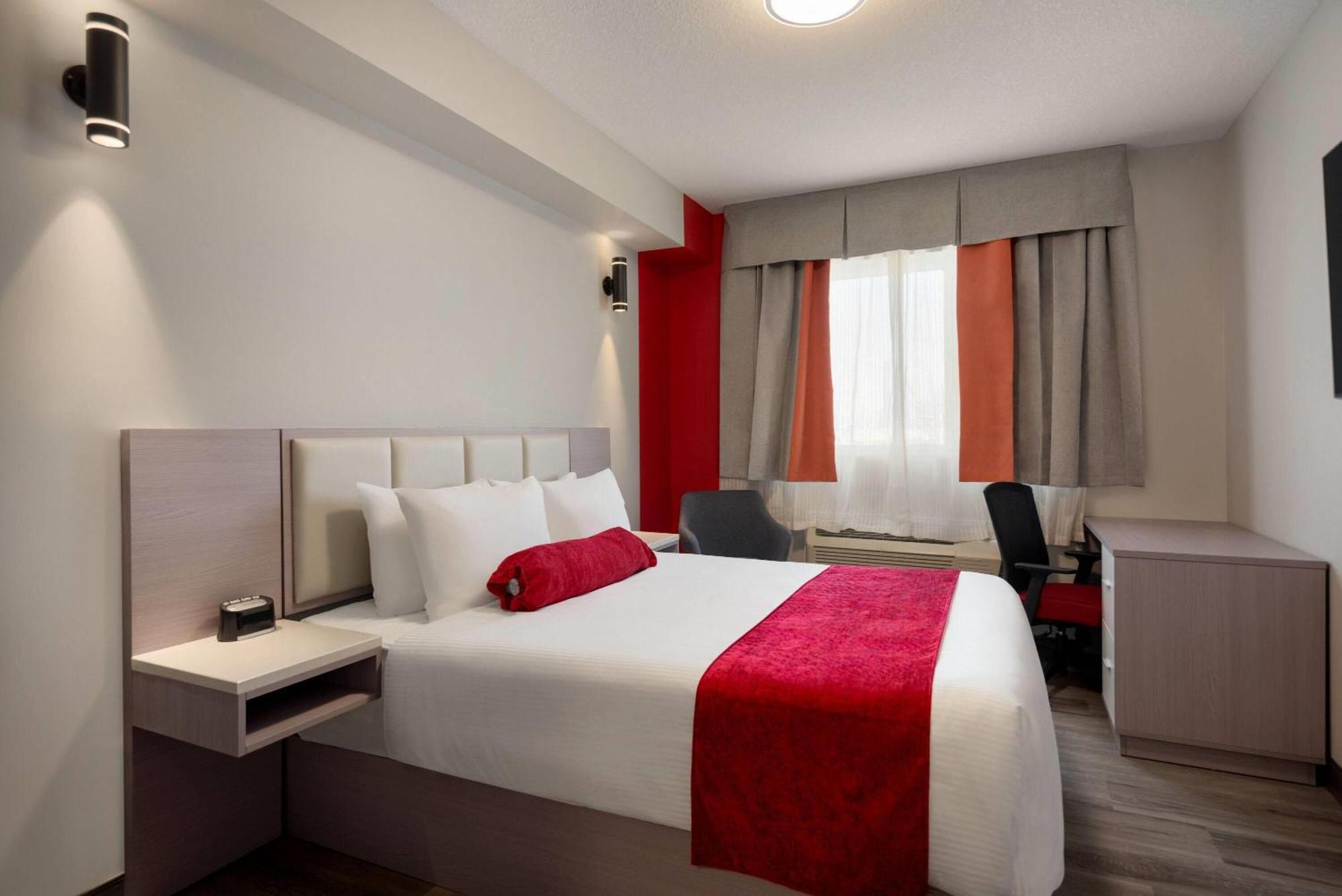 Ramada By Wyndham West Edmonton Hotel & Suites מראה חיצוני תמונה