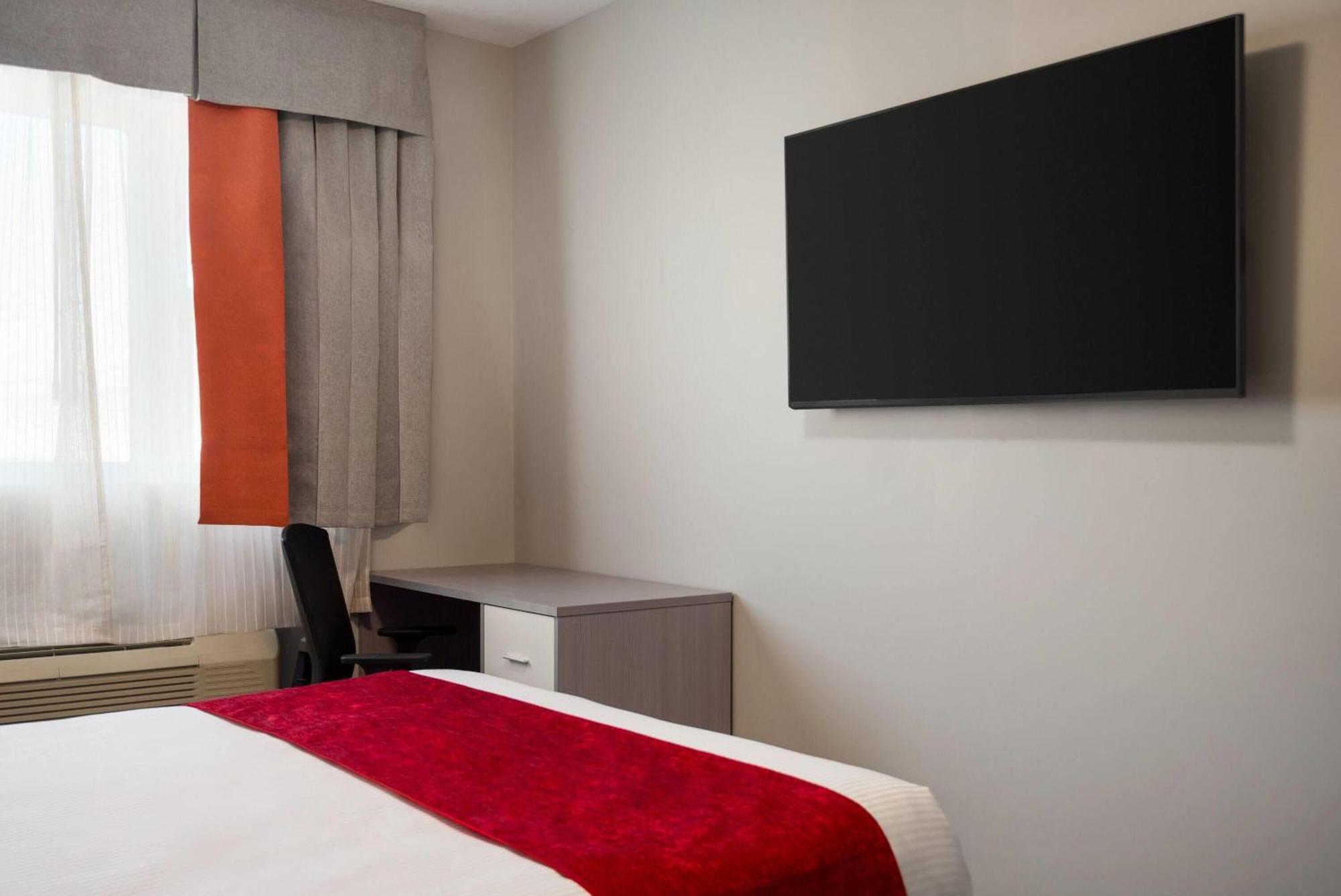 Ramada By Wyndham West Edmonton Hotel & Suites מראה חיצוני תמונה