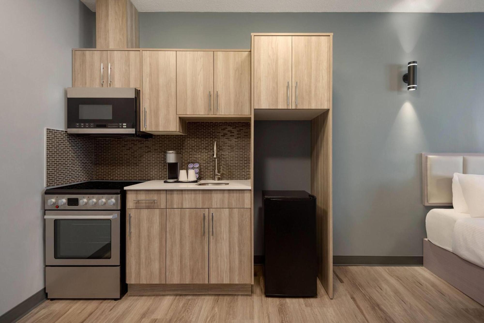 Ramada By Wyndham West Edmonton Hotel & Suites מראה חיצוני תמונה