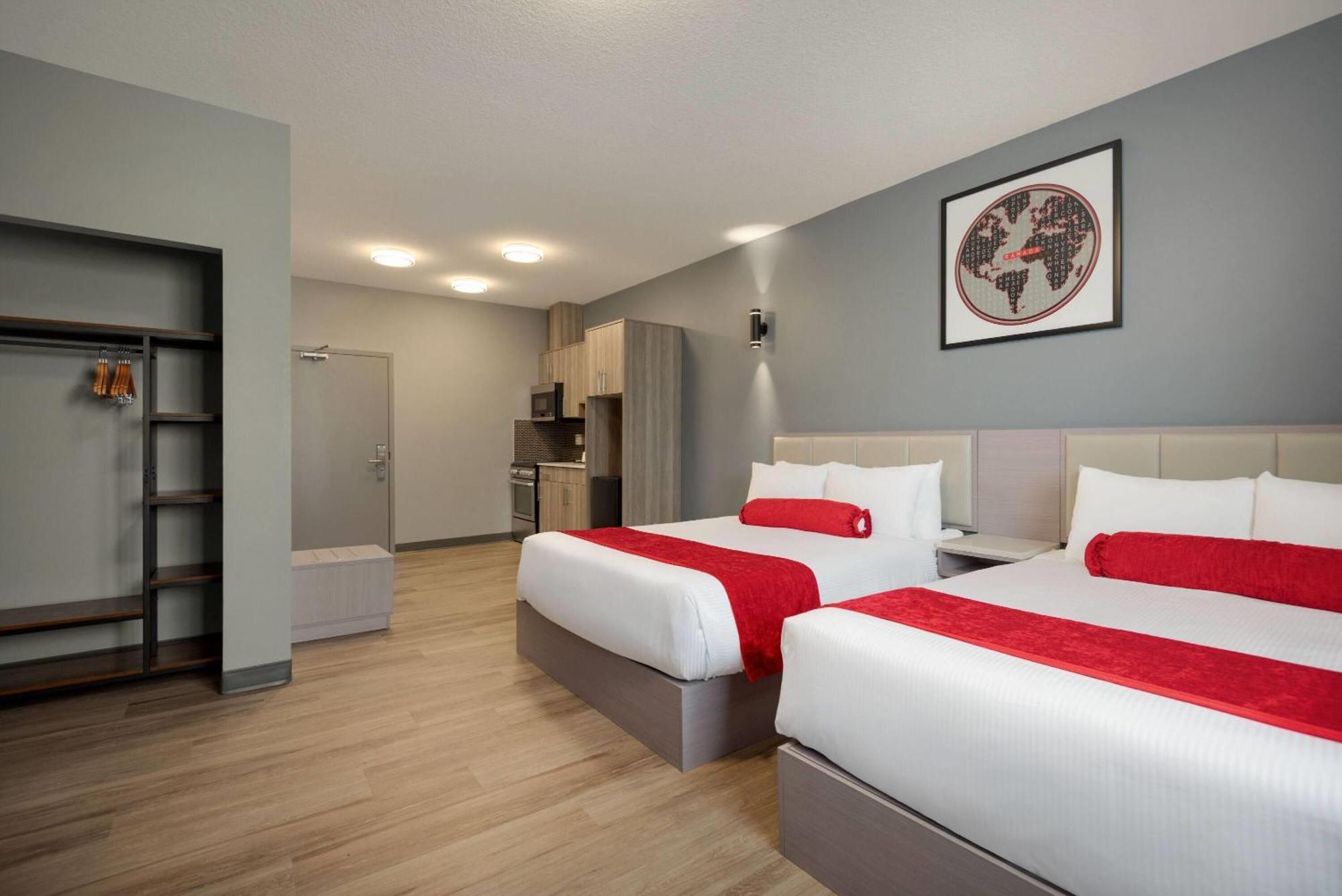 Ramada By Wyndham West Edmonton Hotel & Suites מראה חיצוני תמונה