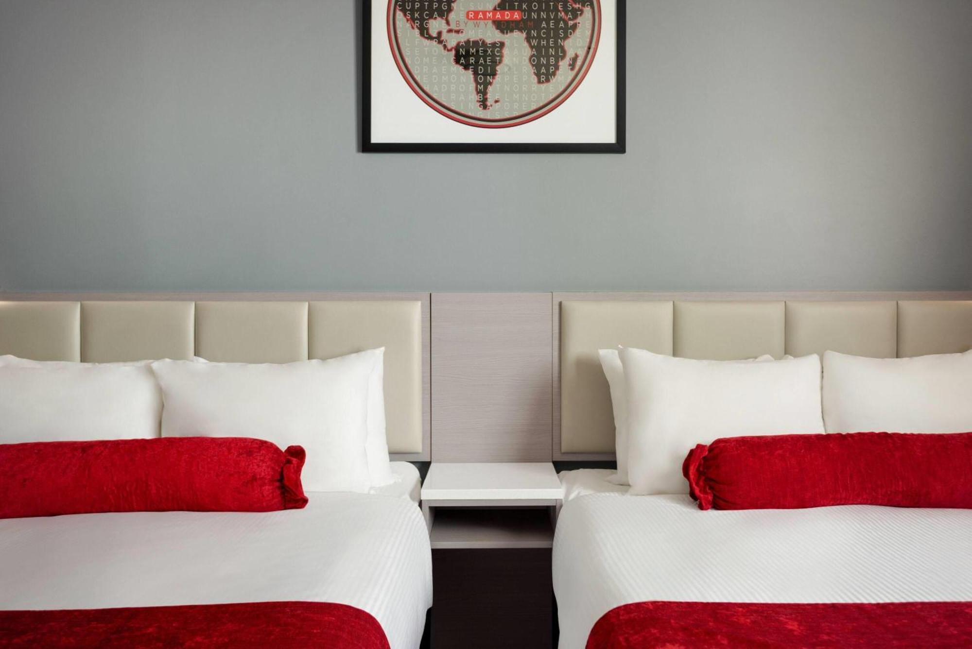 Ramada By Wyndham West Edmonton Hotel & Suites מראה חיצוני תמונה