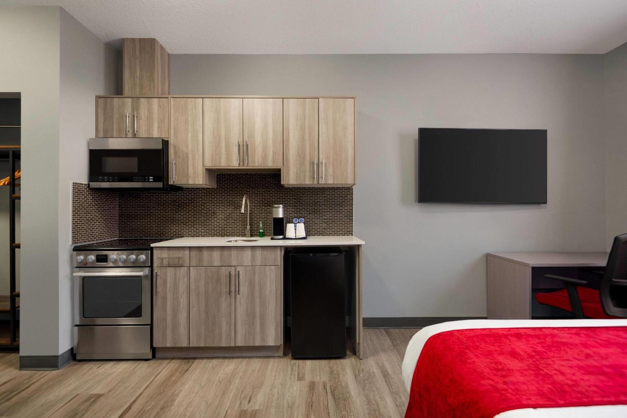 Ramada By Wyndham West Edmonton Hotel & Suites מראה חיצוני תמונה