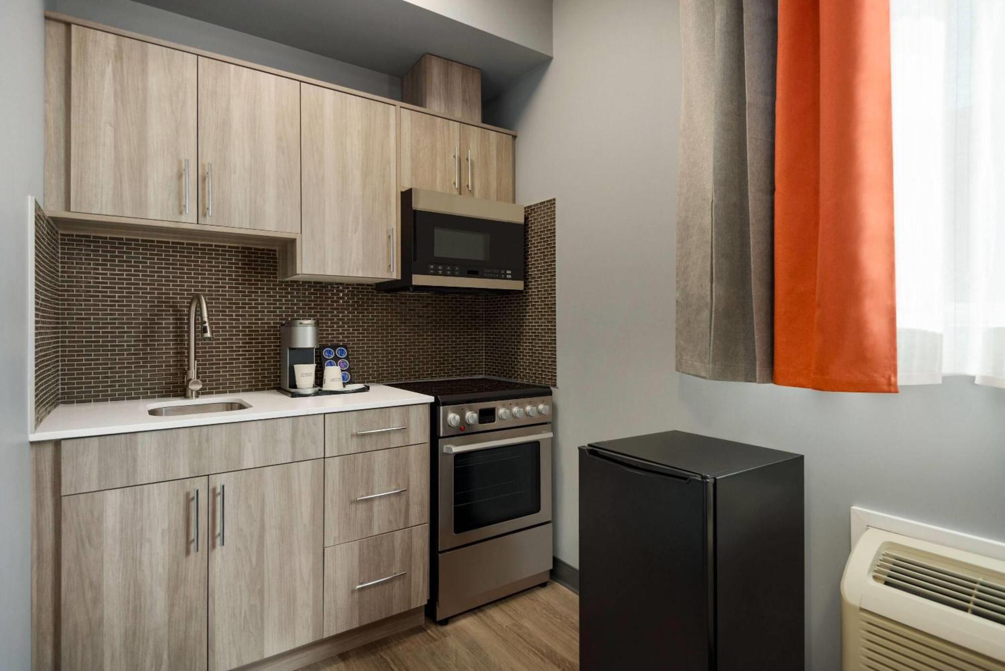 Ramada By Wyndham West Edmonton Hotel & Suites מראה חיצוני תמונה