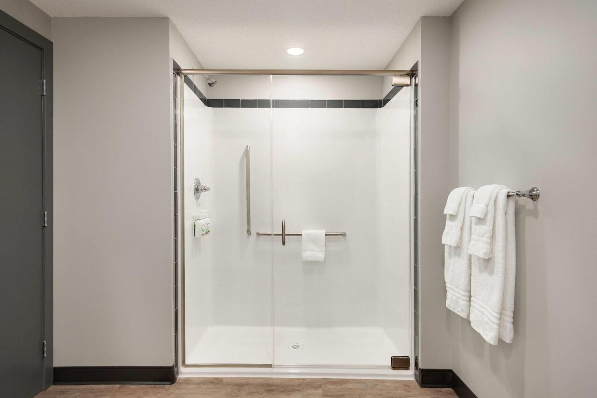 Ramada By Wyndham West Edmonton Hotel & Suites מראה חיצוני תמונה