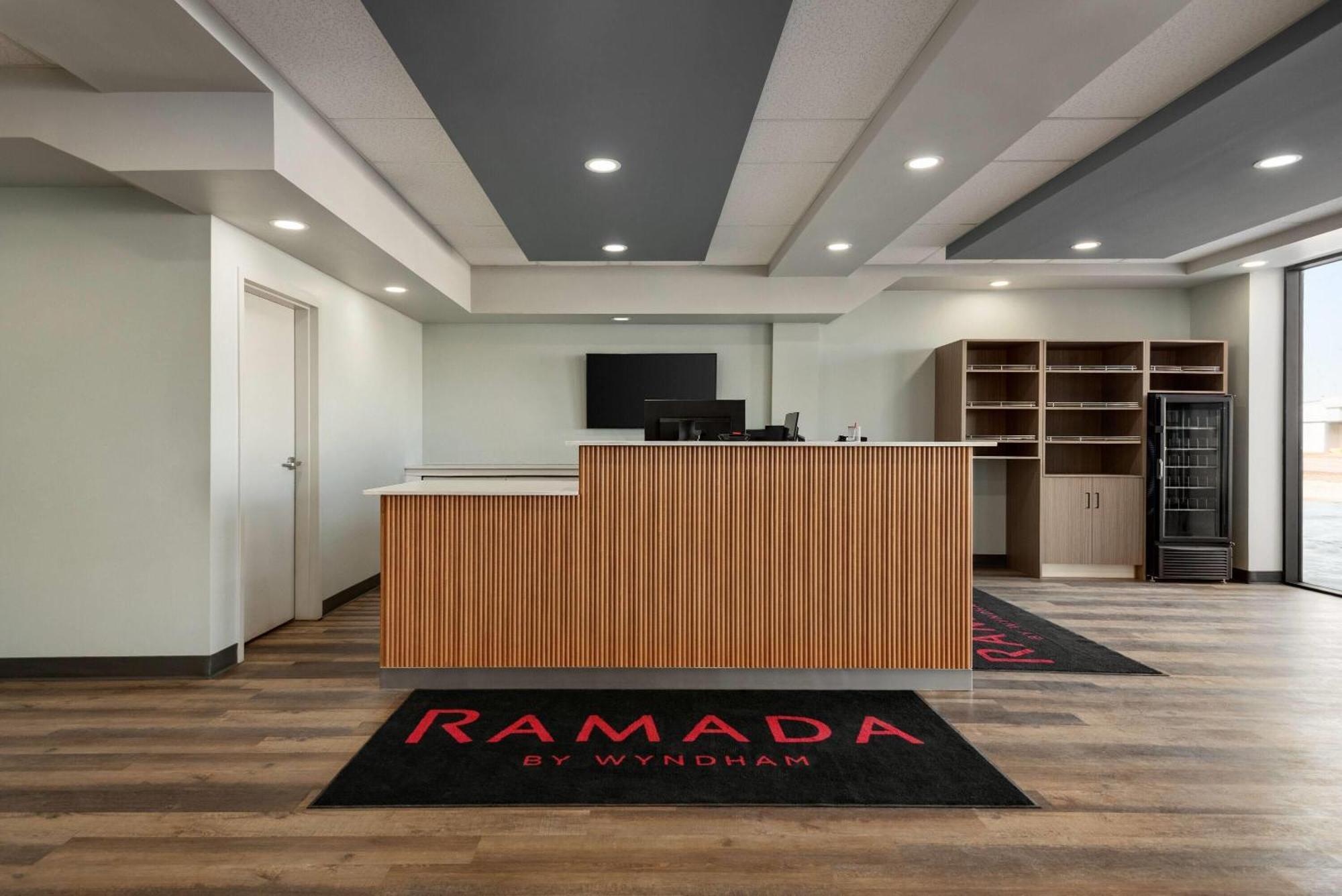 Ramada By Wyndham West Edmonton Hotel & Suites מראה חיצוני תמונה