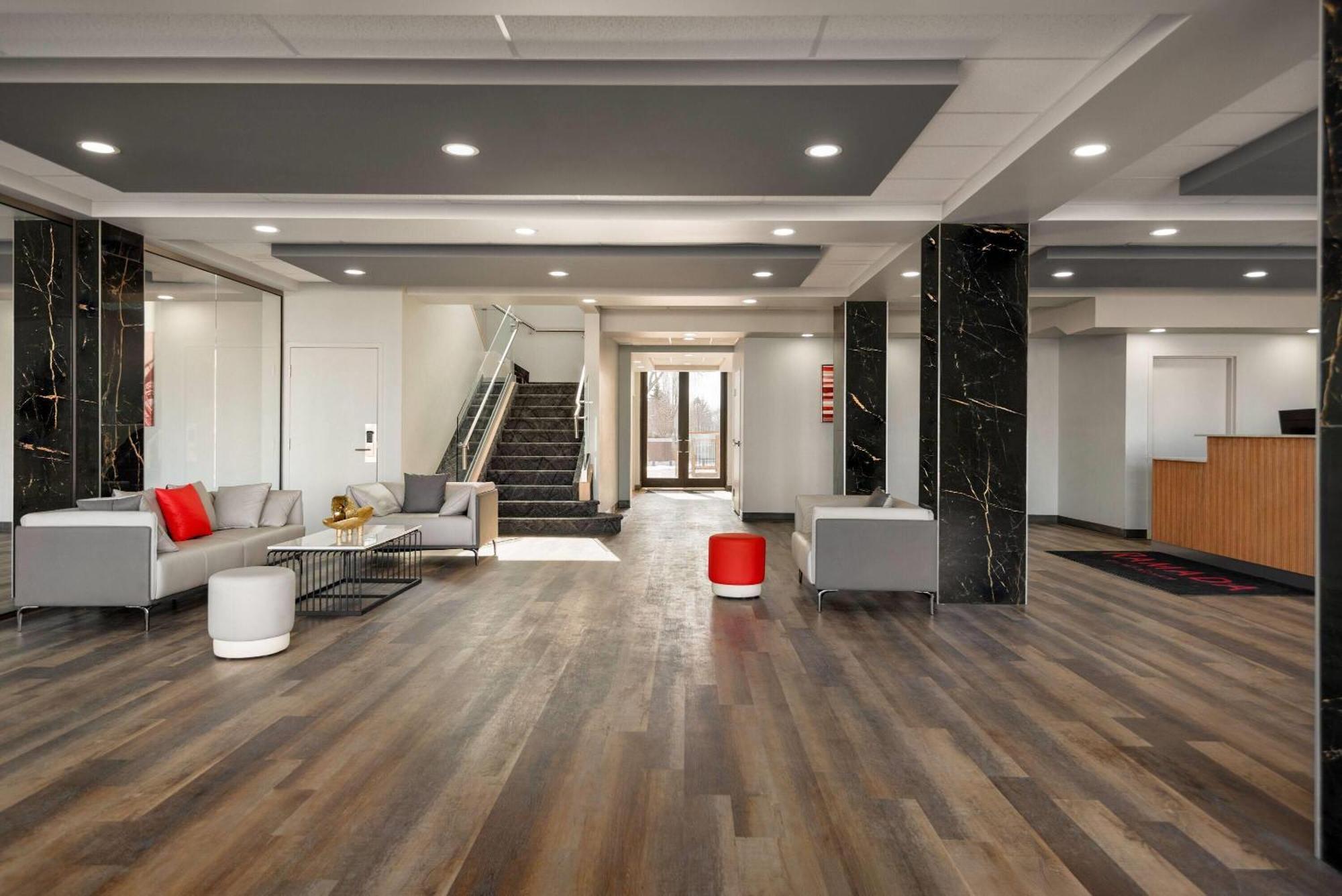 Ramada By Wyndham West Edmonton Hotel & Suites מראה חיצוני תמונה