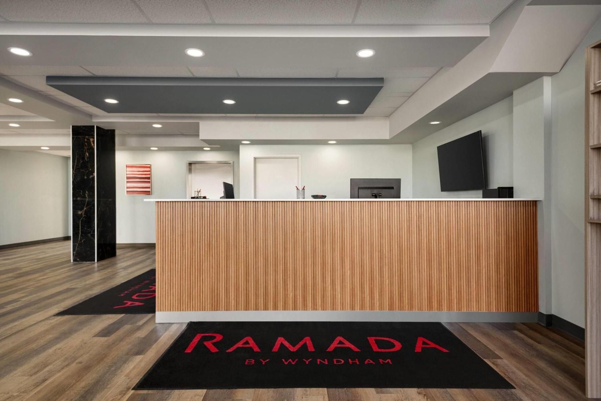 Ramada By Wyndham West Edmonton Hotel & Suites מראה חיצוני תמונה