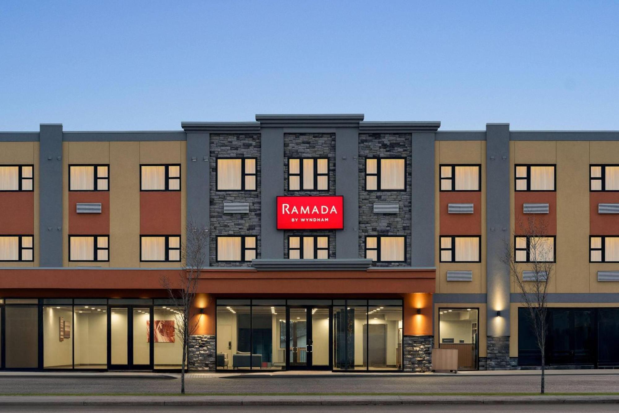 Ramada By Wyndham West Edmonton Hotel & Suites מראה חיצוני תמונה